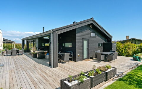 Kjell - 100M from the Sea: Blauw, Struik, Verblijf, Groundcover, Tuin, Landgoed, Schaduw, Landscaping, Boerderij, Eco Hotel
