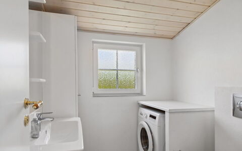 Amy - 150M from the Sea: Muur, Flooring, Hout, Verdieping, Plafond, Interieur Ontwerp, Loodgieterswerkinrichting, Kamer, Loodgieter, Badkamer