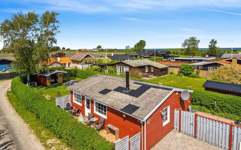 Amy - 150M from the Sea: Blauw, Struik, Verblijf, Groundcover, Tuin, Landgoed, Schaduw, Landscaping, Boerderij, Eco Hotel