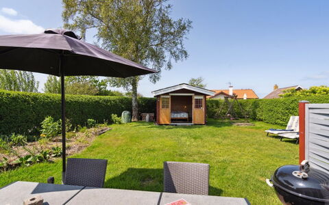 Amy - 150M from the Sea: Blauw, Struik, Verblijf, Groundcover, Tuin, Landgoed, Schaduw, Landscaping, Boerderij, Eco Hotel