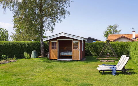 Amy - 150M from the Sea: Blauw, Struik, Verblijf, Groundcover, Tuin, Landgoed, Schaduw, Landscaping, Boerderij, Eco Hotel