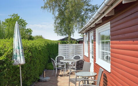 Amy - 150M from the Sea: Blauw, Struik, Verblijf, Groundcover, Tuin, Landgoed, Schaduw, Landscaping, Boerderij, Eco Hotel