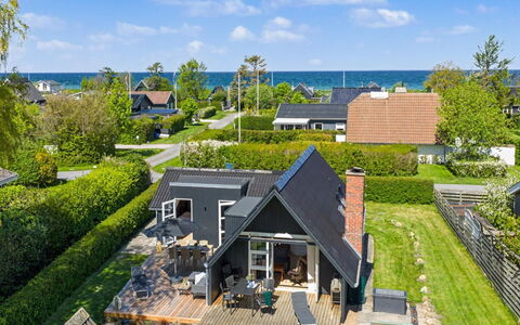 Elbert - 100M from the Sea: Hout, Tuin, Backyard, Land Lot, Huis, Dak, Schaduw, Dek, Hardwood, Werf