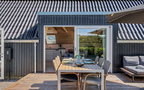 Elbert - 100M from the Sea: Hout, Tuin, Backyard, Land Lot, Huis, Dak, Schaduw, Dek, Hardwood, Werf