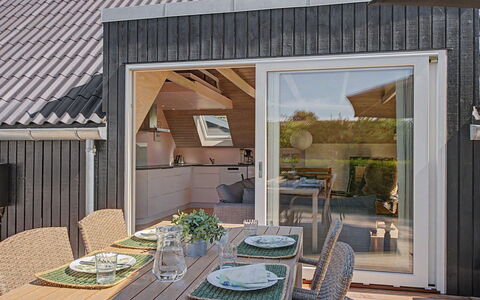 Elbert - 100M from the Sea: Hout, Tuin, Backyard, Land Lot, Huis, Dak, Schaduw, Dek, Hardwood, Werf