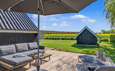 Elbert - 100M from the Sea: Hout, Tuin, Backyard, Land Lot, Huis, Dak, Schaduw, Dek, Hardwood, Werf
