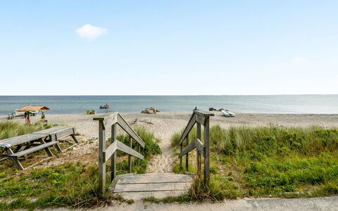Neea - 40M from the Sea: Dak, Huis, Land Lot, Huis, Verblijf, Landgoed, Garden Gebouwen, Schaduw, Blokhut, Landscaping