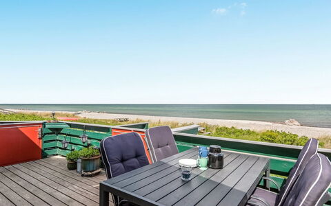 Eldar - 5M from the Sea: Blauw, Struik, Verblijf, Groundcover, Tuin, Landgoed, Schaduw, Landscaping, Boerderij, Eco Hotel