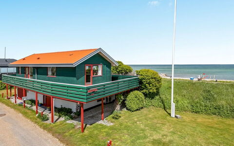 Eldar - 5M from the Sea: Blauw, Struik, Verblijf, Groundcover, Tuin, Landgoed, Schaduw, Landscaping, Boerderij, Eco Hotel