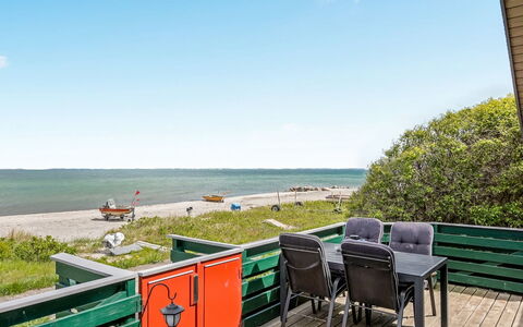 Eldar - 5M from the Sea: Blauw, Struik, Verblijf, Groundcover, Tuin, Landgoed, Schaduw, Landscaping, Boerderij, Eco Hotel
