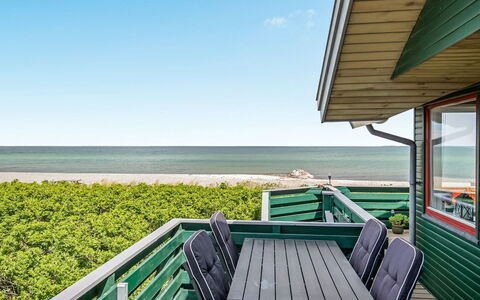 Eldar - 5M from the Sea: Blauw, Struik, Verblijf, Groundcover, Tuin, Landgoed, Schaduw, Landscaping, Boerderij, Eco Hotel