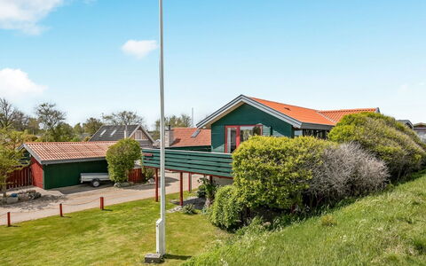 Eldar - 5M from the Sea: Blauw, Struik, Verblijf, Groundcover, Tuin, Landgoed, Schaduw, Landscaping, Boerderij, Eco Hotel