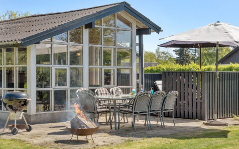 Aleksa - 400M from the Sea: Blauw, Struik, Verblijf, Groundcover, Tuin, Landgoed, Schaduw, Landscaping, Boerderij, Eco Hotel