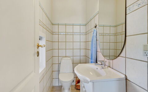 Dyrken - 200M from the Sea: Flooring, Badkamer, Loodgieterswerkinrichting, Verdieping, Interieur Ontwerp, Toilet, Loodgieter, Wastafel In De Badkamer, Tegel, Wc Bril