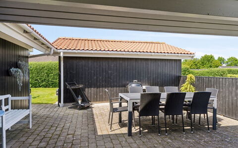 Dyrken - 200M from the Sea: Huis, Deur, Veranda, Schaduw, Siding, Buitenmeubels, Verblijf, Patio, Outdoor Structuur, Werf