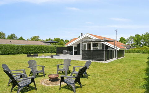 Dyrken - 200M from the Sea: Huis, Dak, Huis, Woongebied, Verblijf, Landgoed, Gazon, Siding, Boerderij, Schaduw