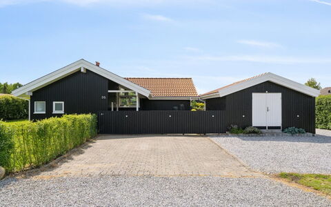 Dyrken - 200M from the Sea: Huis, Landgoed, Schaduw, Siding, Oprit, Landscaping, Garage