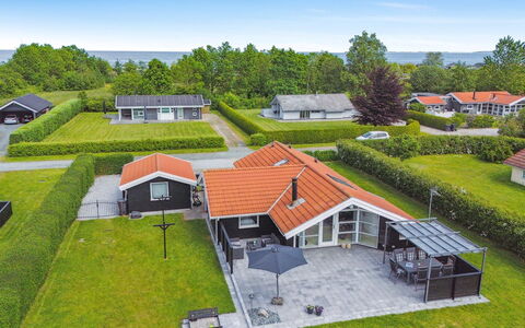 Dyrken - 200M from the Sea: Appartement, Schaduw, Balkon, Stoel, Hek, Buitenmeubels, Aluminium, Kunstgras