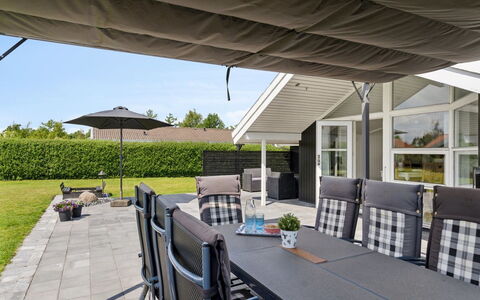 Dyrken - 200M from the Sea: Appartement, Schaduw, Balkon, Stoel, Hek, Buitenmeubels, Aluminium, Kunstgras