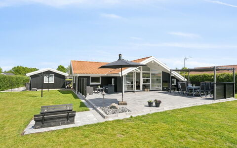 Dyrken - 200M from the Sea: Appartement, Schaduw, Balkon, Stoel, Hek, Buitenmeubels, Aluminium, Kunstgras