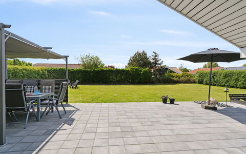 Dyrken - 200M from the Sea: Appartement, Schaduw, Balkon, Stoel, Hek, Buitenmeubels, Aluminium, Kunstgras