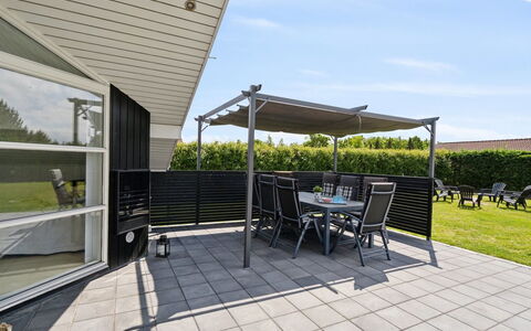 Dyrken - 200M from the Sea: Appartement, Schaduw, Balkon, Stoel, Hek, Buitenmeubels, Aluminium, Kunstgras