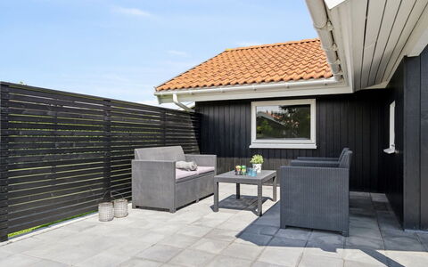 Dyrken - 200M from the Sea: Appartement, Schaduw, Balkon, Stoel, Hek, Buitenmeubels, Aluminium, Kunstgras