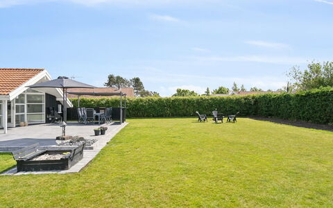 Dyrken - 200M from the Sea: Appartement, Schaduw, Balkon, Stoel, Hek, Buitenmeubels, Aluminium, Kunstgras