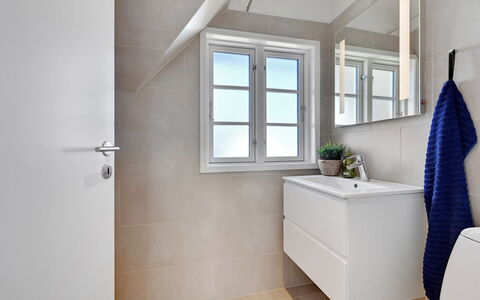 Ulv - 25M from the Sea: Flooring, Verdieping, Interieur Ontwerp, Loodgieterswerkinrichting, Badkamer, Loodgieter, Deur, Kamer, Kraan