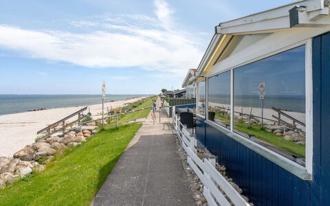 Nera - 10M from the Sea: Blauw, Struik, Verblijf, Groundcover, Tuin, Landgoed, Schaduw, Landscaping, Boerderij, Eco Hotel