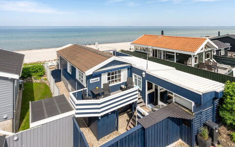 Nera - 10M from the Sea: Blauw, Struik, Verblijf, Groundcover, Tuin, Landgoed, Schaduw, Landscaping, Boerderij, Eco Hotel