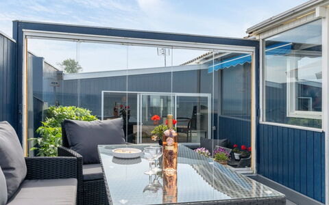 Nera - 10M from the Sea: Blauw, Struik, Verblijf, Groundcover, Tuin, Landgoed, Schaduw, Landscaping, Boerderij, Eco Hotel