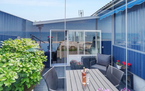 Nera - 10M from the Sea: Blauw, Struik, Verblijf, Groundcover, Tuin, Landgoed, Schaduw, Landscaping, Boerderij, Eco Hotel