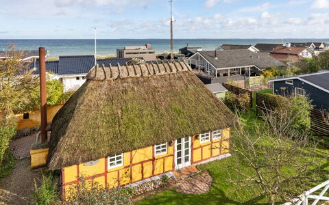 Ethly - 50M from the Sea: Dak, Huis, Land Lot, Huis, Verblijf, Landgoed, Garden Gebouwen, Schaduw, Blokhut, Landscaping