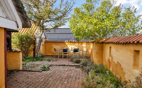 Ethly - 50M from the Sea: Dak, Huis, Land Lot, Huis, Verblijf, Landgoed, Garden Gebouwen, Schaduw, Blokhut, Landscaping