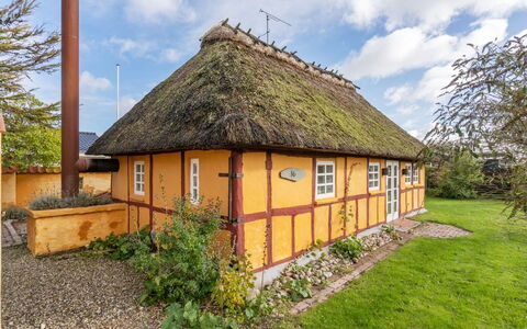 Ethly - 50M from the Sea: Dak, Huis, Land Lot, Huis, Verblijf, Landgoed, Garden Gebouwen, Schaduw, Blokhut, Landscaping