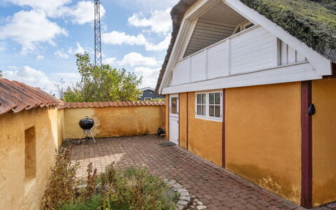 Ethly - 50M from the Sea: Dak, Huis, Land Lot, Huis, Verblijf, Landgoed, Garden Gebouwen, Schaduw, Blokhut, Landscaping