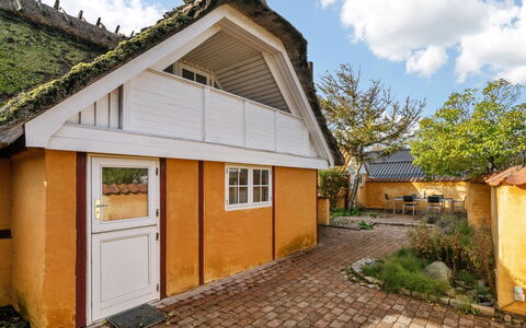 Ethly - 50M from the Sea: Dak, Huis, Land Lot, Huis, Verblijf, Landgoed, Garden Gebouwen, Schaduw, Blokhut, Landscaping