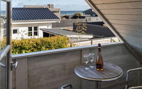 Ethly - 50M from the Sea: Dak, Huis, Land Lot, Huis, Verblijf, Landgoed, Garden Gebouwen, Schaduw, Blokhut, Landscaping