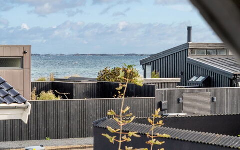 Ethly - 50M from the Sea: Dak, Huis, Land Lot, Huis, Verblijf, Landgoed, Garden Gebouwen, Schaduw, Blokhut, Landscaping