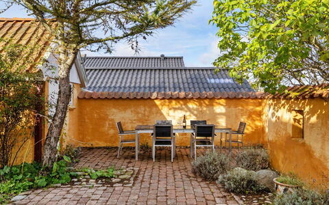 Ethly - 50M from the Sea: Dak, Huis, Land Lot, Huis, Verblijf, Landgoed, Garden Gebouwen, Schaduw, Blokhut, Landscaping