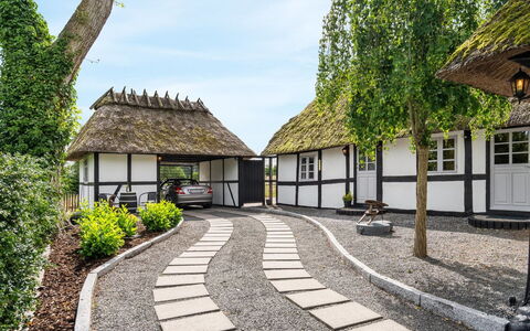 Maileen - 2.1Km to the Fjord: Blauw, Struik, Verblijf, Groundcover, Tuin, Landgoed, Schaduw, Landscaping, Boerderij, Eco Hotel
