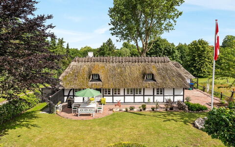 Maileen - 2.1Km to the Fjord: Blauw, Struik, Verblijf, Groundcover, Tuin, Landgoed, Schaduw, Landscaping, Boerderij, Eco Hotel