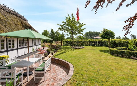 Maileen - 2.1Km to the Fjord: Blauw, Struik, Verblijf, Groundcover, Tuin, Landgoed, Schaduw, Landscaping, Boerderij, Eco Hotel