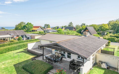 Evald - 200M from the Sea: Blauw, Struik, Verblijf, Groundcover, Tuin, Landgoed, Schaduw, Landscaping, Boerderij, Eco Hotel