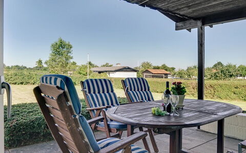 Evald - 200M from the Sea: Blauw, Struik, Verblijf, Groundcover, Tuin, Landgoed, Schaduw, Landscaping, Boerderij, Eco Hotel