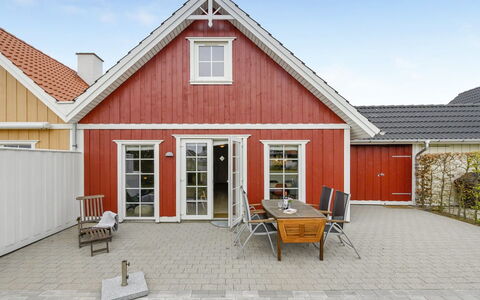 Bleike - 250M from the Sea: Blauw, Struik, Verblijf, Groundcover, Tuin, Landgoed, Schaduw, Landscaping, Boerderij, Eco Hotel
