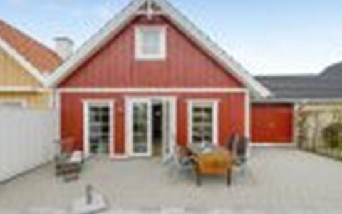 Bleike - 250M from the Sea: Blauw, Struik, Verblijf, Groundcover, Tuin, Landgoed, Schaduw, Landscaping, Boerderij, Eco Hotel