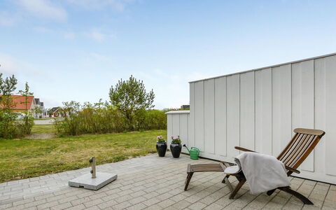 Bleike - 250M from the Sea: Blauw, Struik, Verblijf, Groundcover, Tuin, Landgoed, Schaduw, Landscaping, Boerderij, Eco Hotel