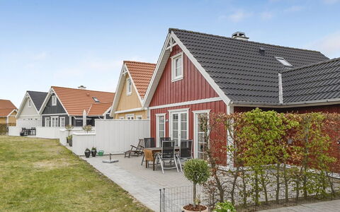 Bleike - 250M from the Sea: Blauw, Struik, Verblijf, Groundcover, Tuin, Landgoed, Schaduw, Landscaping, Boerderij, Eco Hotel